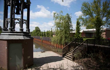 2013 Carillion, Vijver, PMT Gebouw
