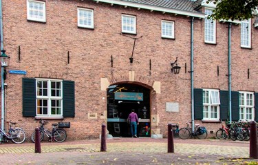 Gebouwen, Hoofdlocatie Ingang